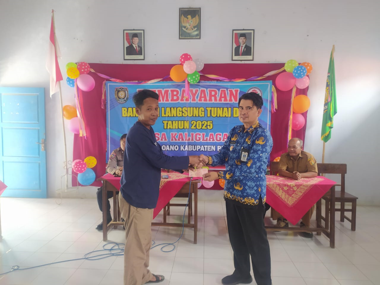 CAMAT LOANO SERAHKAN LANGSUNG BLT DANA DESA KEPADA WARGA KALIGLAGAH