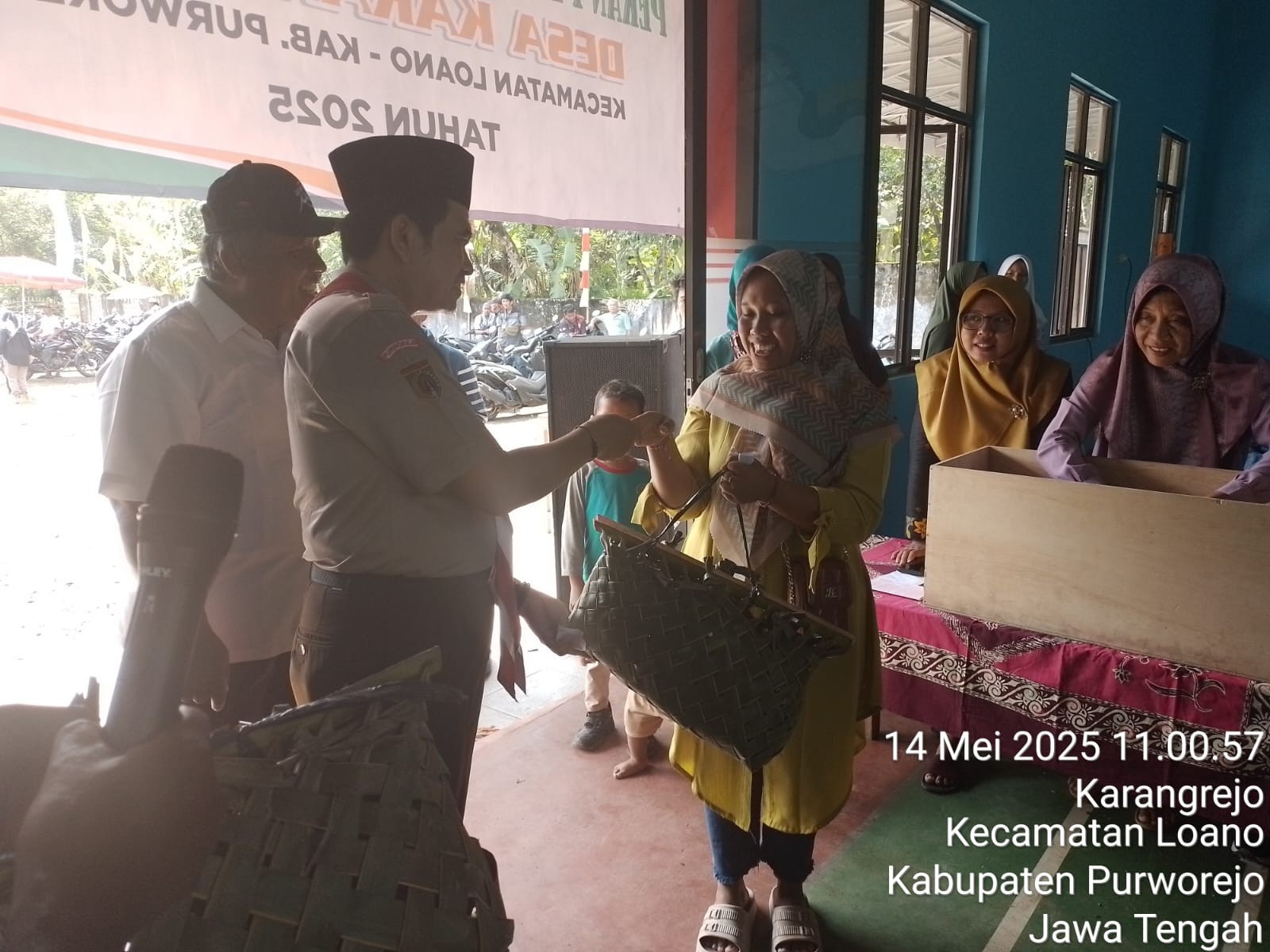PENYERAHAN HADIAH PEKAN PEMBAYARAN PBB 2025 DI DESA KARANGREJO : WARGA TERIMA HEWAN TERNAK