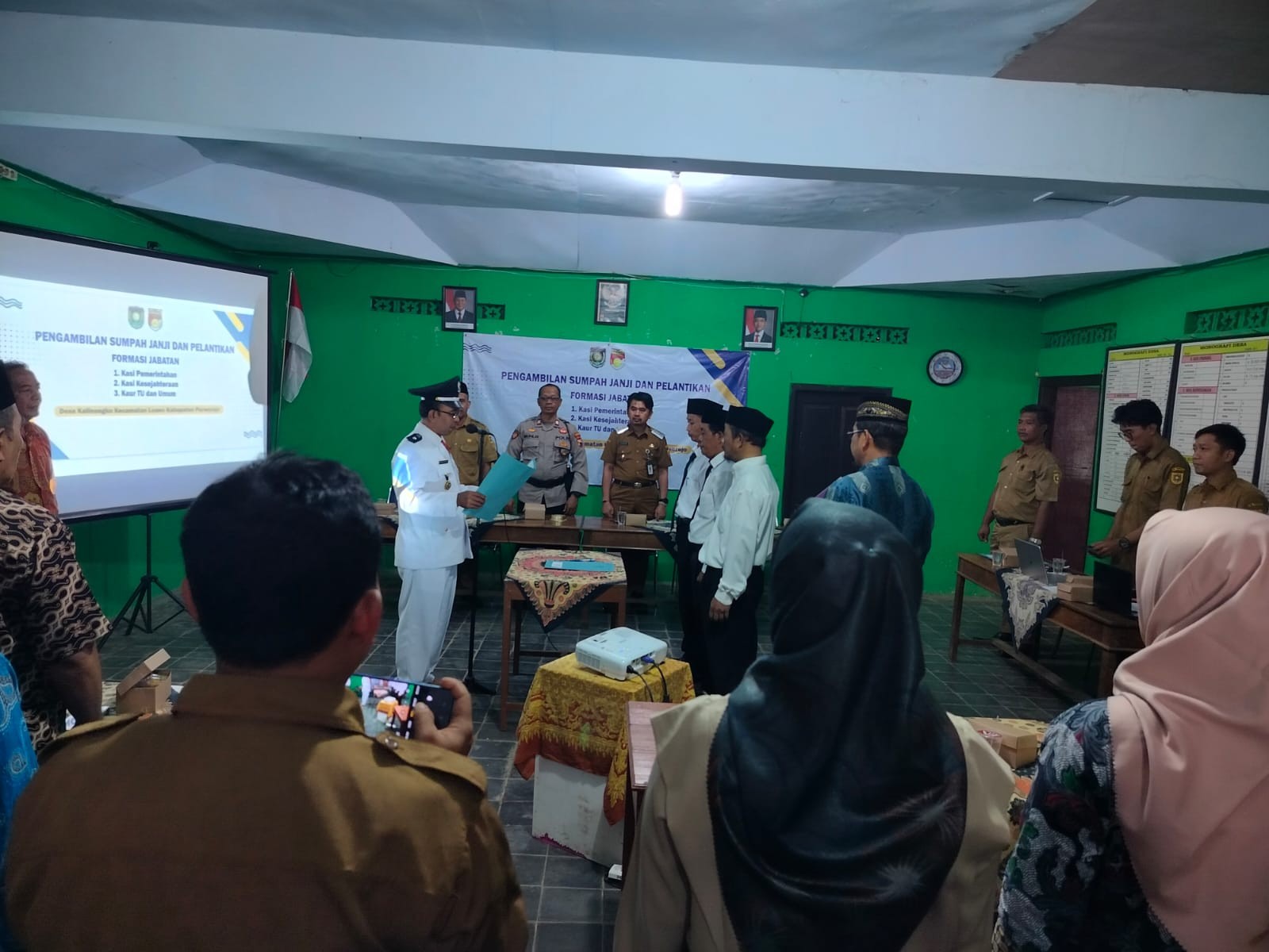 PELANTIKAN PERANGKAT DESA KALINONGKO BERLANGSUNG KHIDMAT, DILANJUTKAN SOSIALISASI KEKOSONGAN JABATAN PERANGKAT DESA KALINONGKO