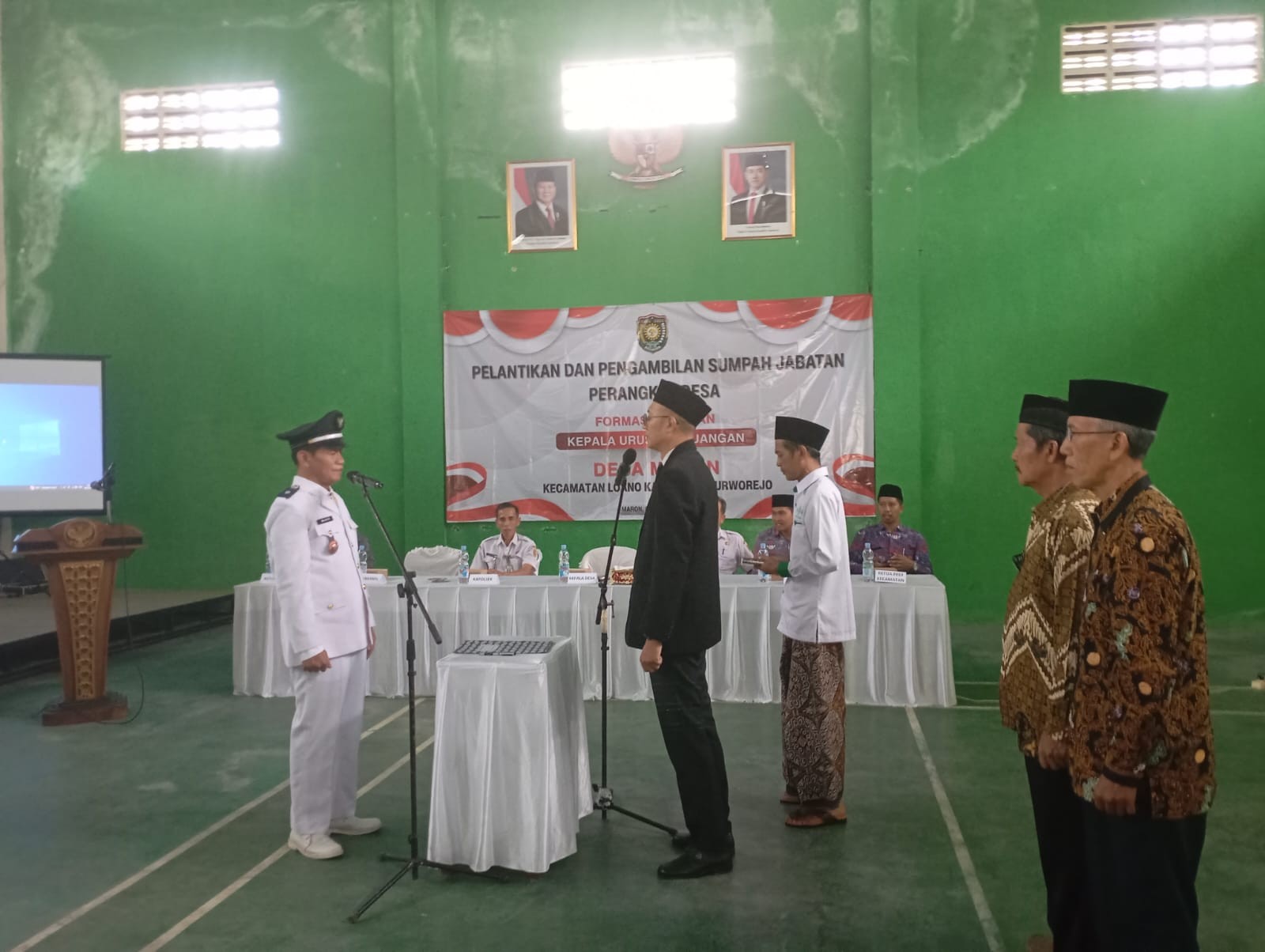 SEKCAM LOANO HADIRI PENGAMBILAN SUMPAH/JANJI PERANGKAT DESA MARON FORMASI KAUR KEUANGAN